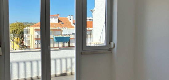 Arrendamento de Apartamento T4  na rua Francisco Metrass, 40