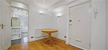 Flat to rent in Townshend Road, St Johns Wood, London NW8