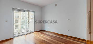 Apartamento T3 em condomínio, vista mar, Funchal, Madeira