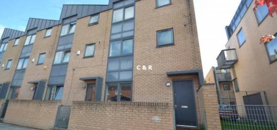 3 bed town house to rent