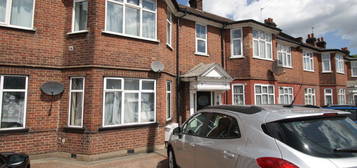 Flat to rent in North Circular Road, Palmers Green N13