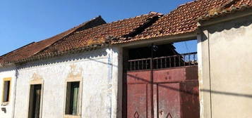 Casa Rústica c Anexos pra Restauro em terreno Urbano c 610m2 A Cartaxo