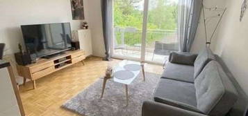 Gepflegte 2-Zimmer-Wohnung mit großem Süd-Balkon und Einbauküche in ruhiger Lage / Hallbergmoos