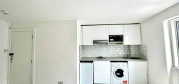 Studio to rent in Sussex Gardens, London W2