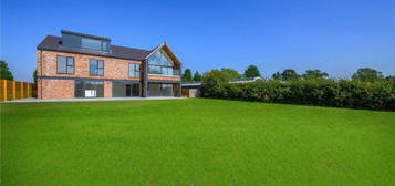 5 bedroom detached house