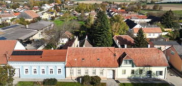 KLASSISCHER STRECKHOF IN GROßWEIKERSDORF // Sanierungsbedarf