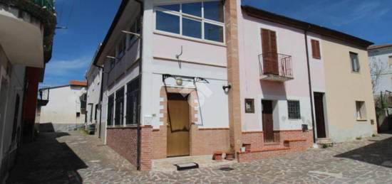 CASA SEMINDIPENDENTE A CAMPLI