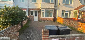 3 bed semi-detached house to rent