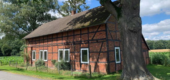 Fachwerkhaus in ländlicher Idylle mit anliegendem Nebengebäude