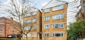 Flat for sale in Queens Drive, London N4