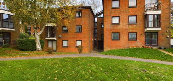 Flat to rent in Hillcrest, Upper Weybourne Lane, Farnham, Surrey GU9