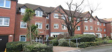 Flat to rent in Farnham Close, London N20