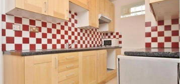 Flat to rent in Natal Road, London, Streatham SW16