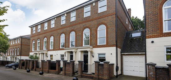 Town house to rent in King George Square, Richmond TW10