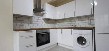 Flat to rent in High Road, London N20