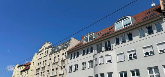 Ideal geschnittene, frisch renovierte und zentral gelegene Wohnung mit Aufzug und Balkon!