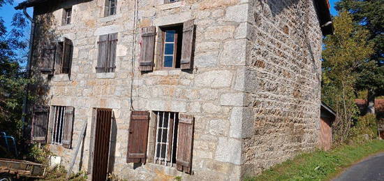 Maison ancienne en pierre 20klmdecoupiere 130m2 sur 3 niveaux dans l état année 1880 plus terrain non tenant à la maison à 50m surface du 1er 3000m le 2eme 150 prix 50000