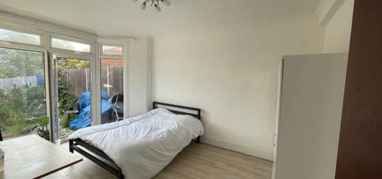 Room to rent in Upsdell Avenue, London N13