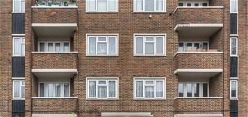 Flat to rent in Grove Road, London SW13