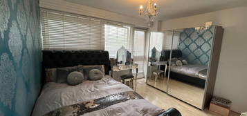 Duplex to rent in Sidney Street, Whitechapel, London E1