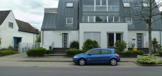 Stilvolle, sanierte 3-Zimmer-Erdgeschosswohnung mit Balkon und Einbauküche in Düsseldorf