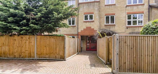 Flat to rent in Ivybridge Close, Twickenham TW1