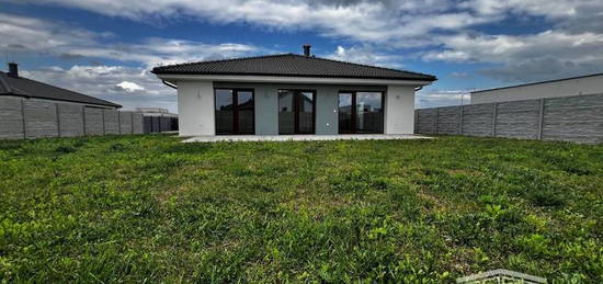 VEĽMI PEKNÝ BUNGALOV(135M2) S VEĽKÝM POZEMKOM(700M2) - CENA VRÁTANE KUCHYNSKEJ LINKY SO SPOTREBIČMI,