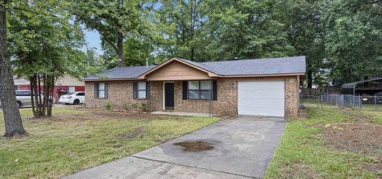 2105 E 14th St, Russellville, AR 72802