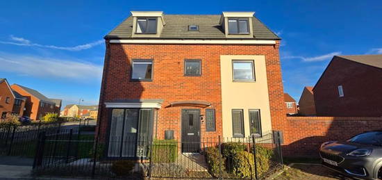 4 bed detached house for sale