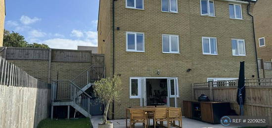 3 bedroom semi-detached house