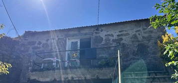 Casa em pedra com dois pisos