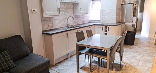 6 bed terraced house to rent