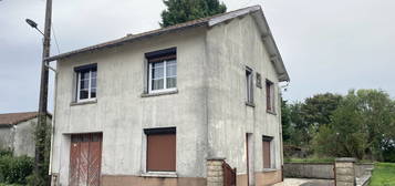 MAISON DE VILLAGE AVEC GARAGE, COUR ET JARDIN ATTENANTS