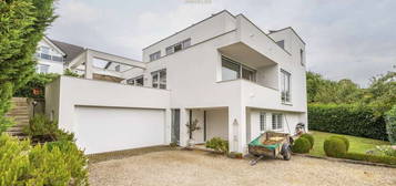 Architektenvilla im Kubus-Stil: Luxuriöses Wohnen mit Panorama-Ausblick – Einziehen und Genießen!