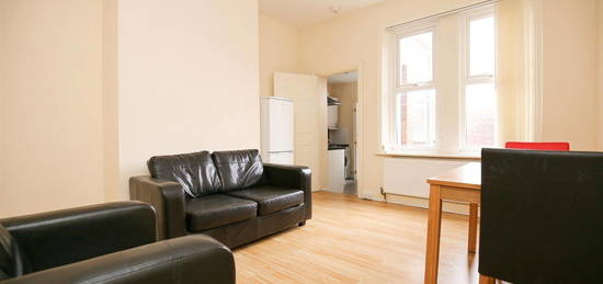 Flat to rent in Simonside Terrace, Heaton, Newcastle Upon Tyne NE6