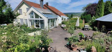 Charmantes Haus mit außergewöhnlichem großem Garten in Top Aussichtslage