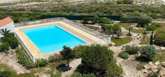 Bord de mer avec piscine