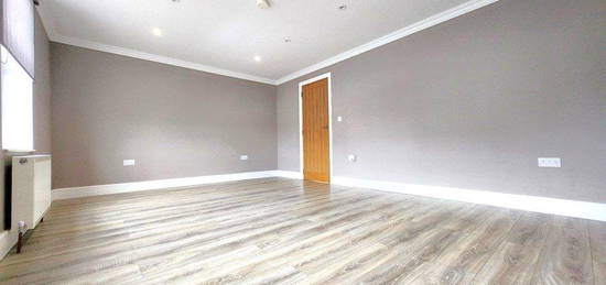 Flat to rent in Old Church Road, London E4