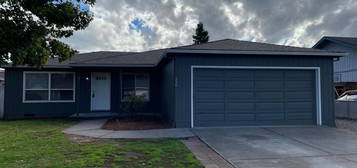 456 Mace Rd, Medford, OR 97501