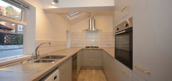 Flat to rent in Milson Road, London W14