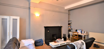 Flat to rent in Marine Parade, Brighton BN2