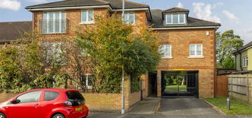 Flat to rent in The Retreat, Surbiton KT5