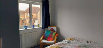 Room to rent in Holme Park Avenue, Chesterfield, Derbyshire S41