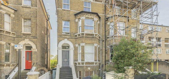 Flat to rent in Gauden Road, London SW4