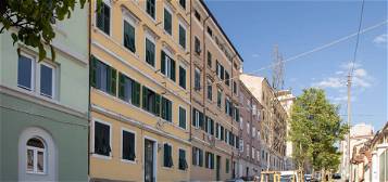 Monolocale buono stato, secondo piano, San Giacomo, Trieste