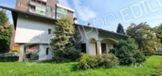 Villa all'asta in via Aosta, 32