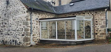 Maison en pierre à la campagne