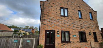 2 bed detached house to rent