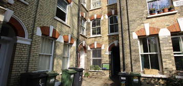 Flat to rent in Bonnington Square, London SW8