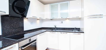 Flat to rent in Alba Gardens, London NW11